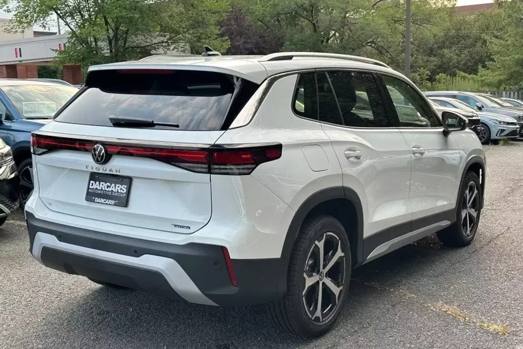 2025 Volkswagen Tiguan SE photo 1