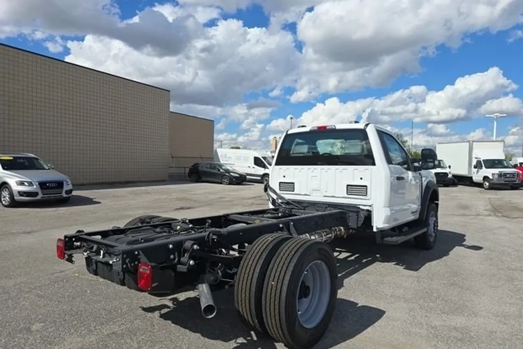 2025 Ford F-600 photo 1