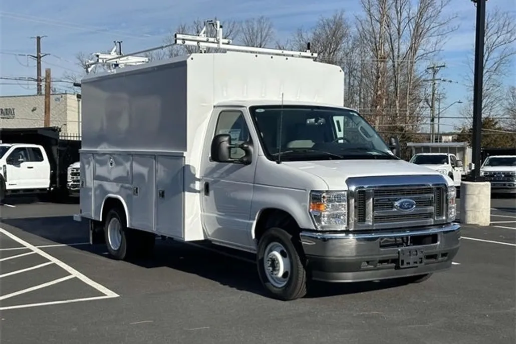 2025 Ford E-350 photo 1