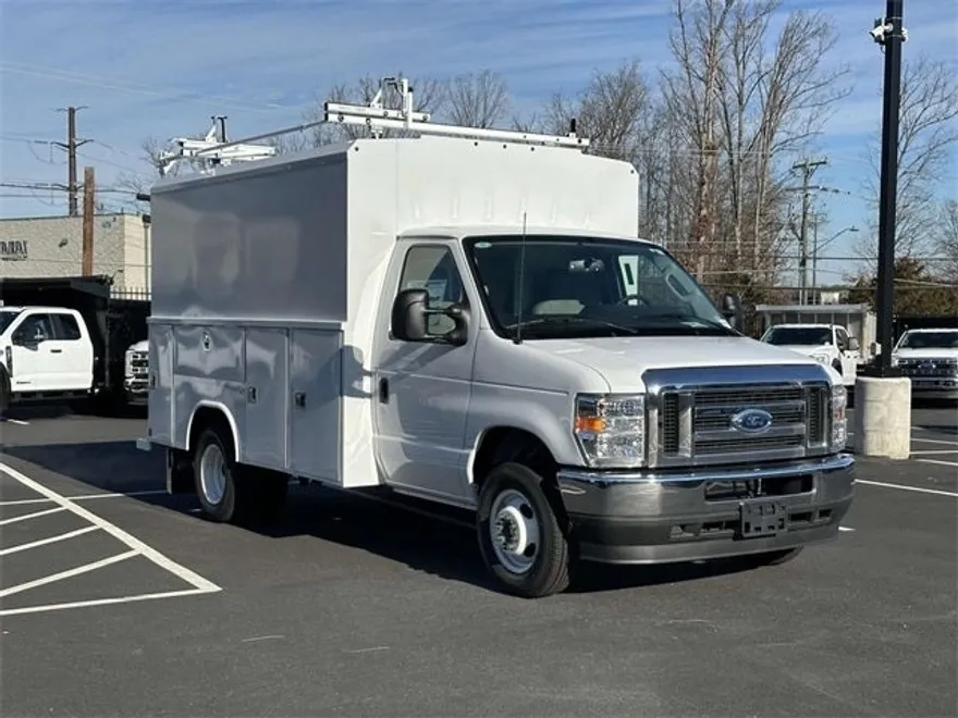 2025 Ford E-350 photo 1