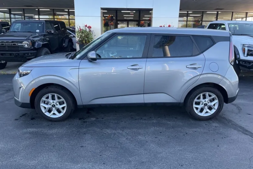 2024 Kia Soul LX photo 1