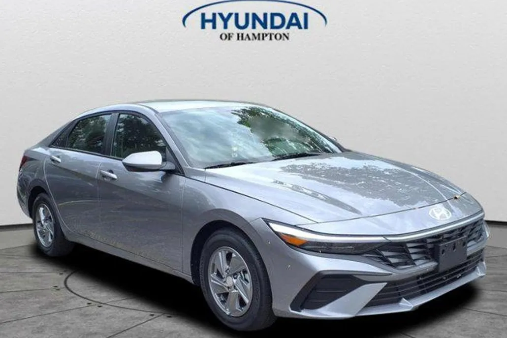 2025 Hyundai Elantra SE photo 1