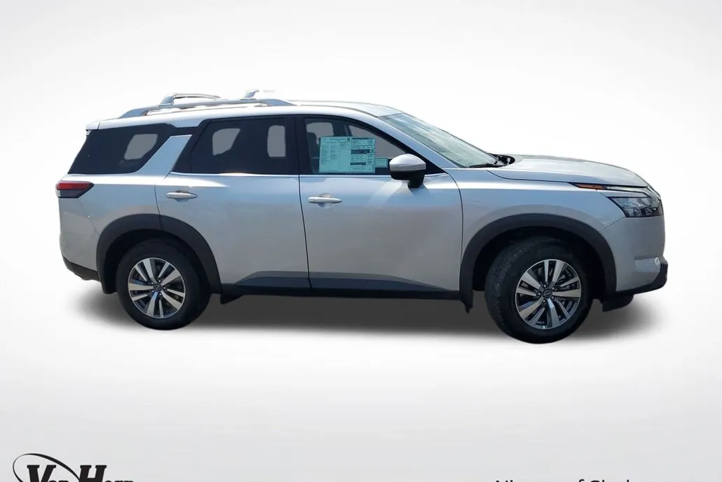 2025 Nissan Pathfinder SL photo 1