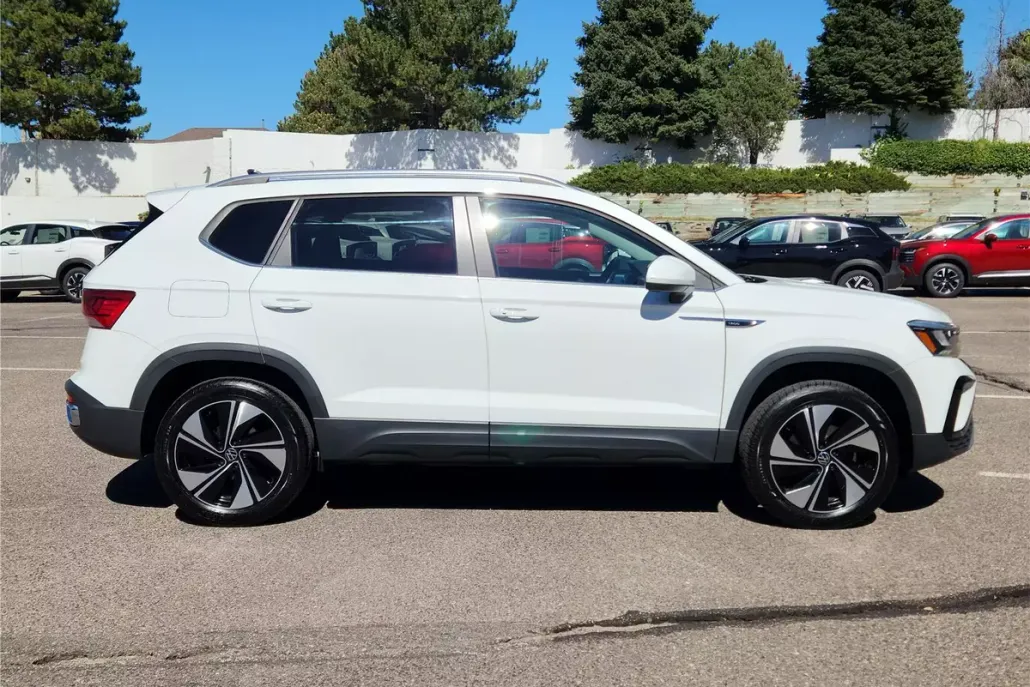 2023 Volkswagen Taos SE photo 1