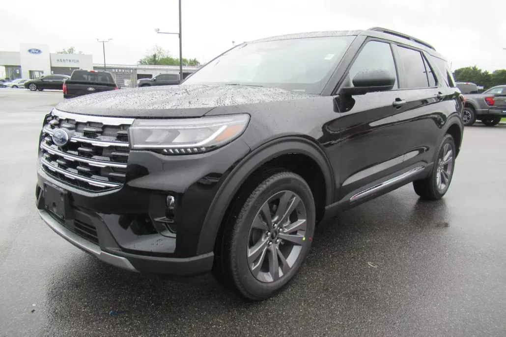2025 Ford Explorer photo 1