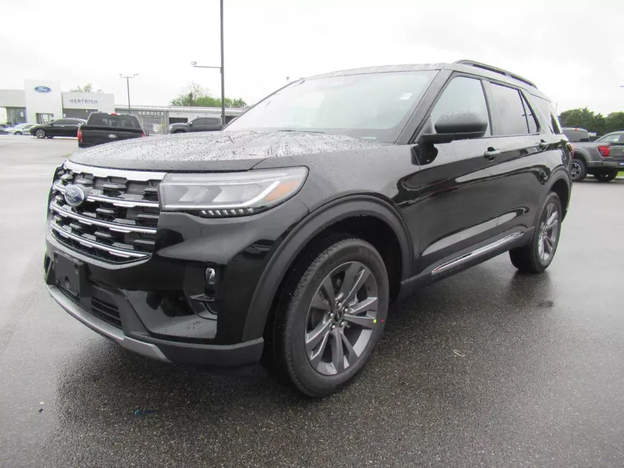 2025 Ford Explorer photo 1