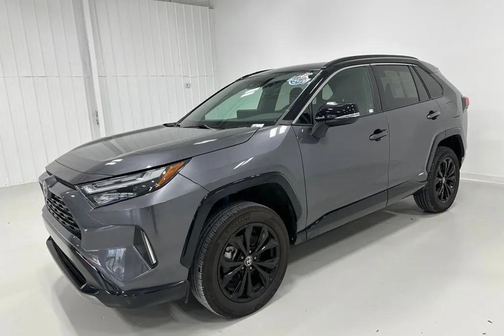 2024 Toyota RAV4 Hybrid XLE photo 1