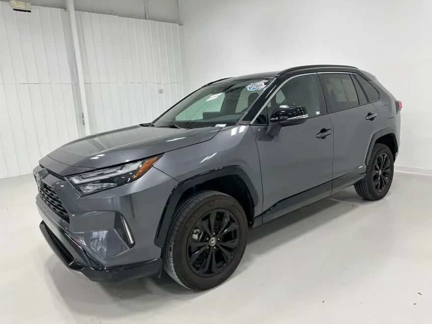 2024 Toyota RAV4 Hybrid XLE photo 1
