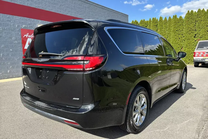 2022 Chrysler Pacifica Touring L photo 1