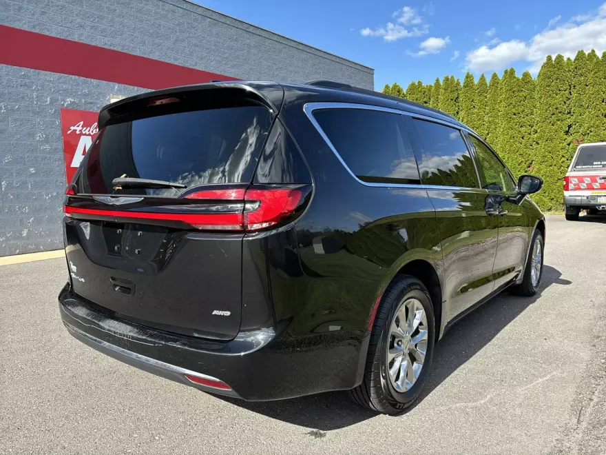 2022 Chrysler Pacifica Touring L photo 1