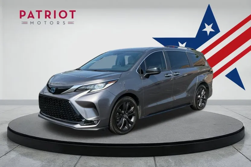 2022 Toyota Sienna XSE photo 1