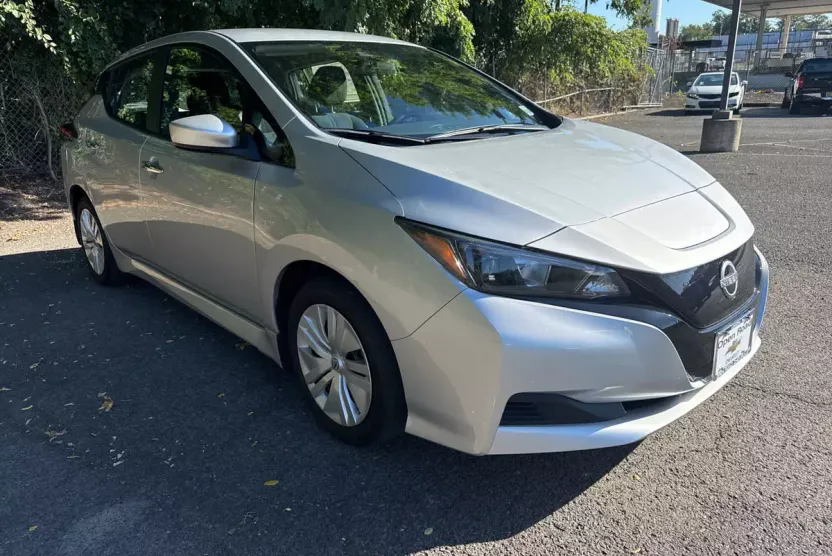 2023 Nissan Leaf S photo 1