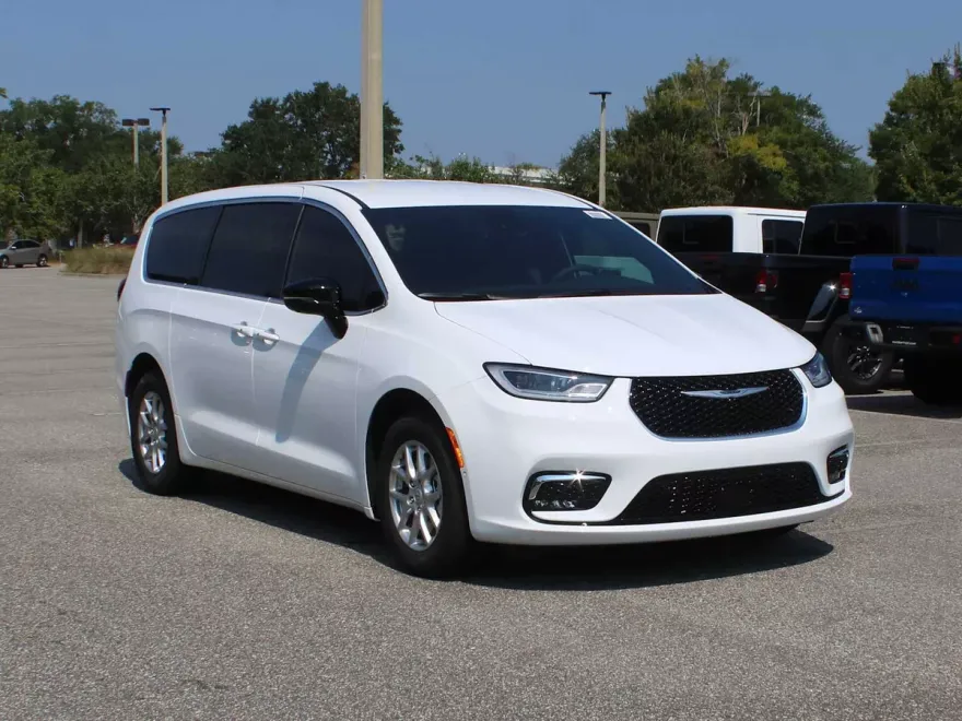 2026 Chrysler Pacifica photo 1