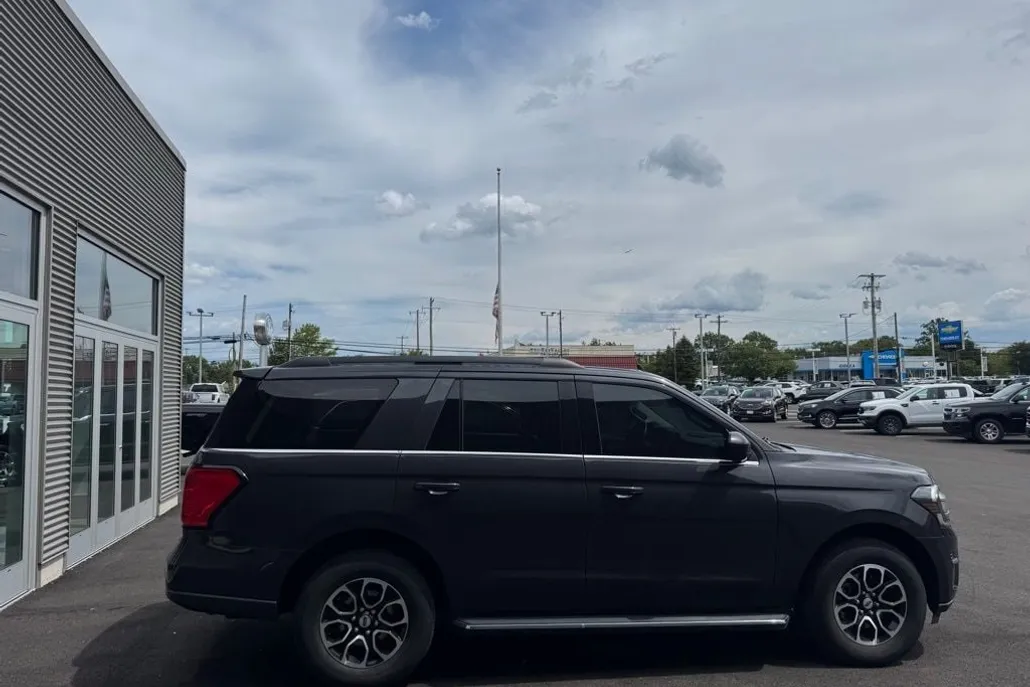 2022 Ford Expedition XLT photo 1