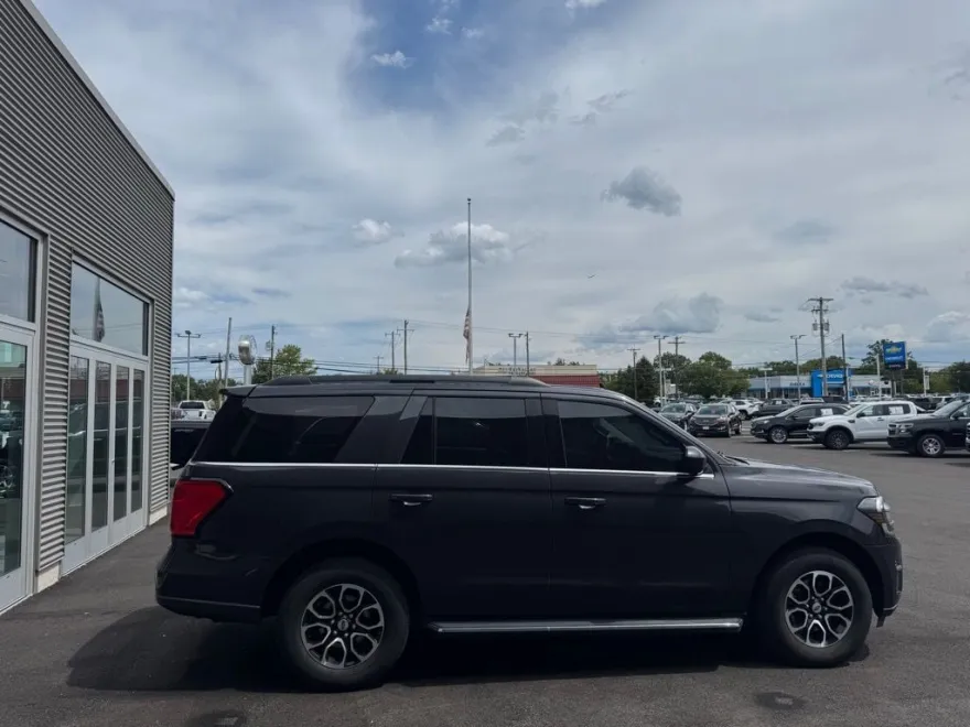 2022 Ford Expedition XLT photo 1