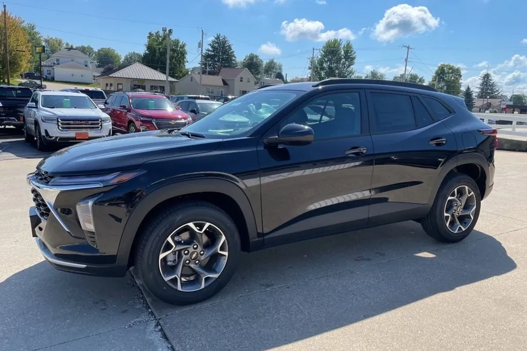 2025 Chevrolet Trax LT photo 1