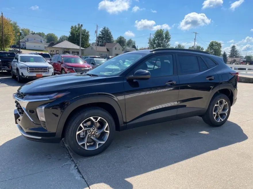 2025 Chevrolet Trax LT photo 1