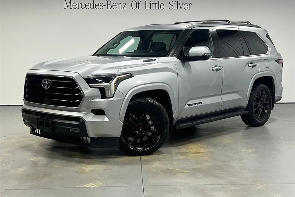 2024 Toyota Sequoia SR5 photo 1