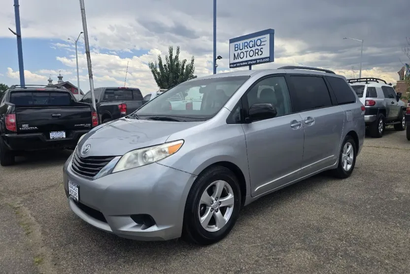 2014 Toyota Sienna LE photo 1