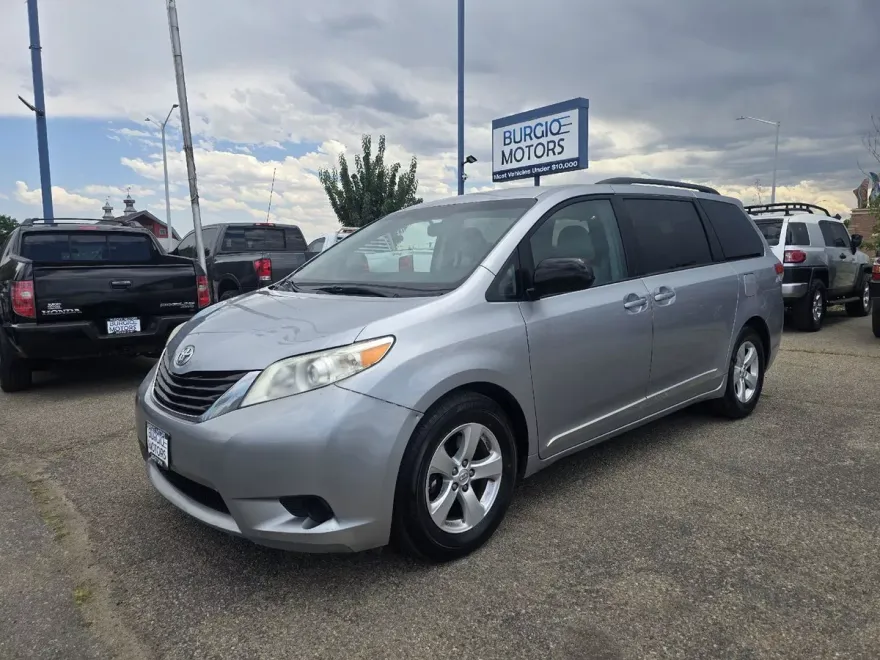 2014 Toyota Sienna LE photo 1