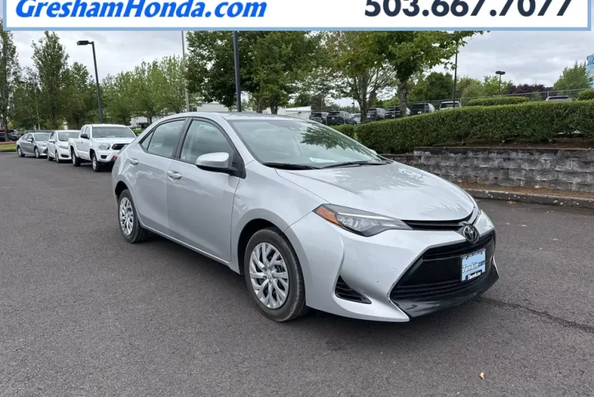 2017 Toyota Corolla LE photo 1