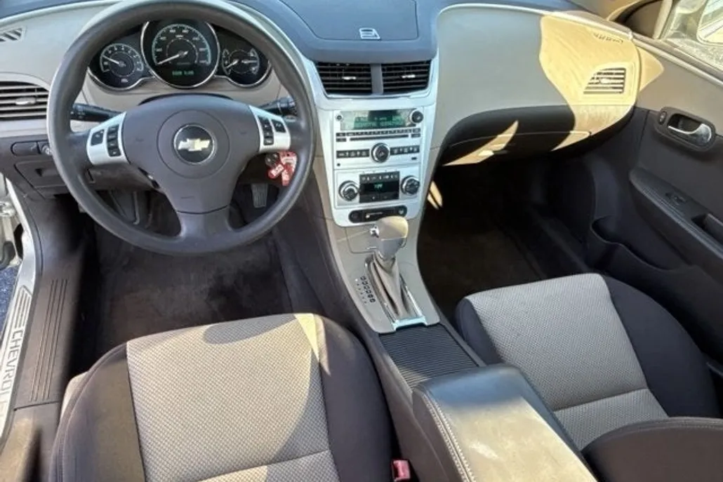 2010 Chevrolet Malibu Hybrid photo 1