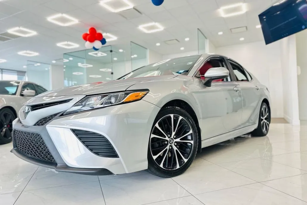 2019 Toyota Camry SE photo 1