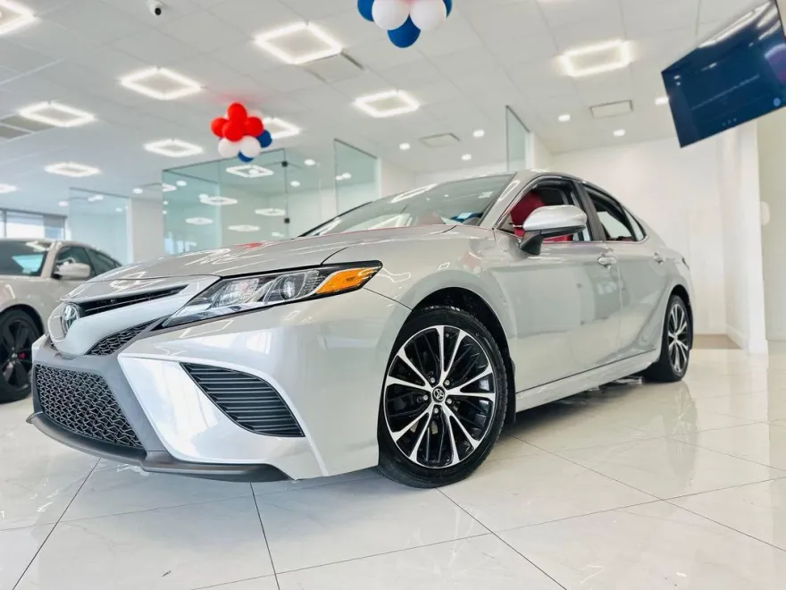 2019 Toyota Camry SE photo 1