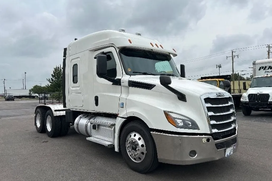 2020 Freightliner Cascadia 126" Sleeper Cab photo 1