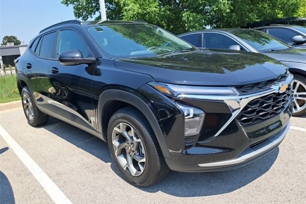 2025 Chevrolet Trax LT photo 1