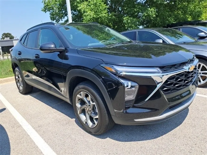 2025 Chevrolet Trax LT photo 1