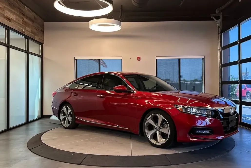 2018 Honda Accord Touring photo 1