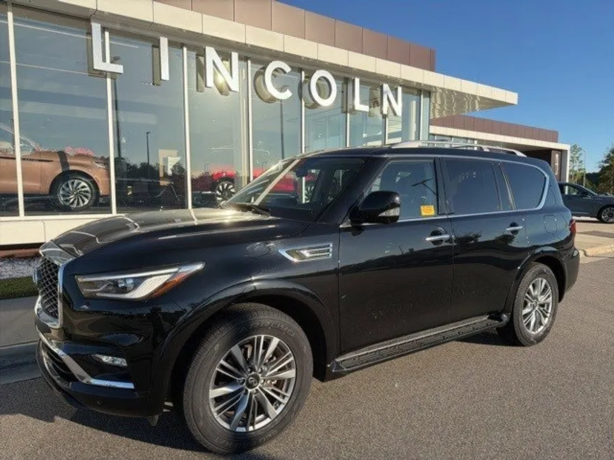 2023 Infiniti QX80 Luxe photo 1