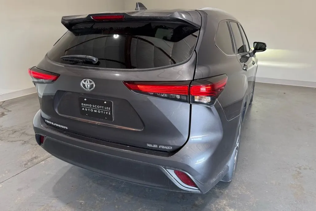 2022 Toyota Highlander XLE photo 1