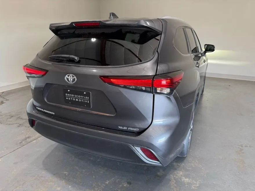 2022 Toyota Highlander XLE photo 1