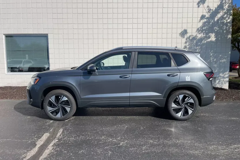 2025 Volkswagen Taos SE photo 1