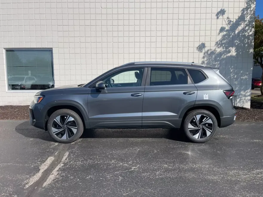 2025 Volkswagen Taos SE photo 1