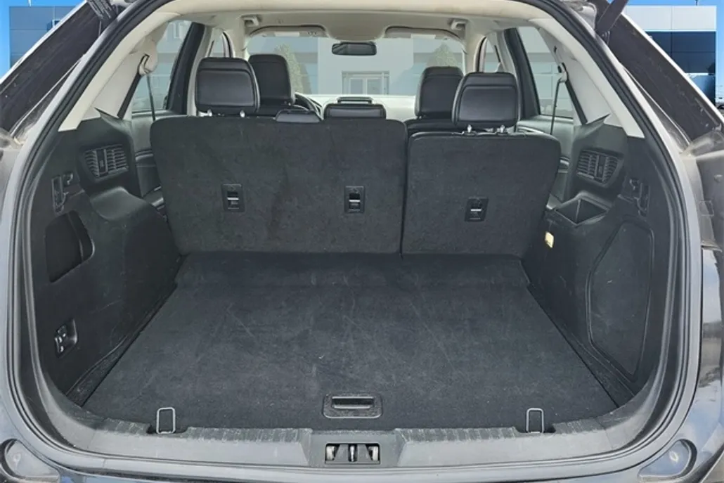 2022 Ford Edge Titanium photo 1
