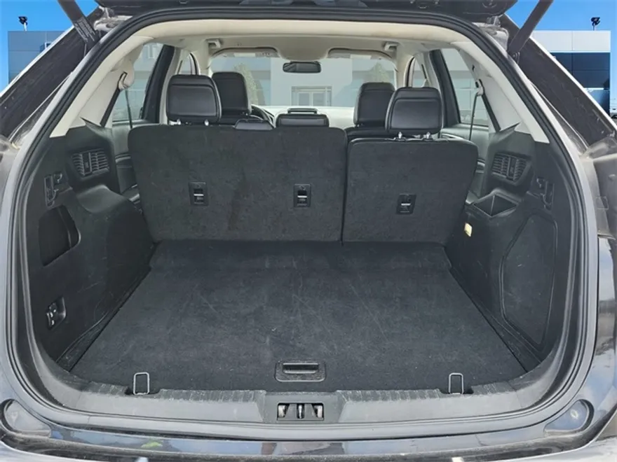 2022 Ford Edge Titanium photo 1