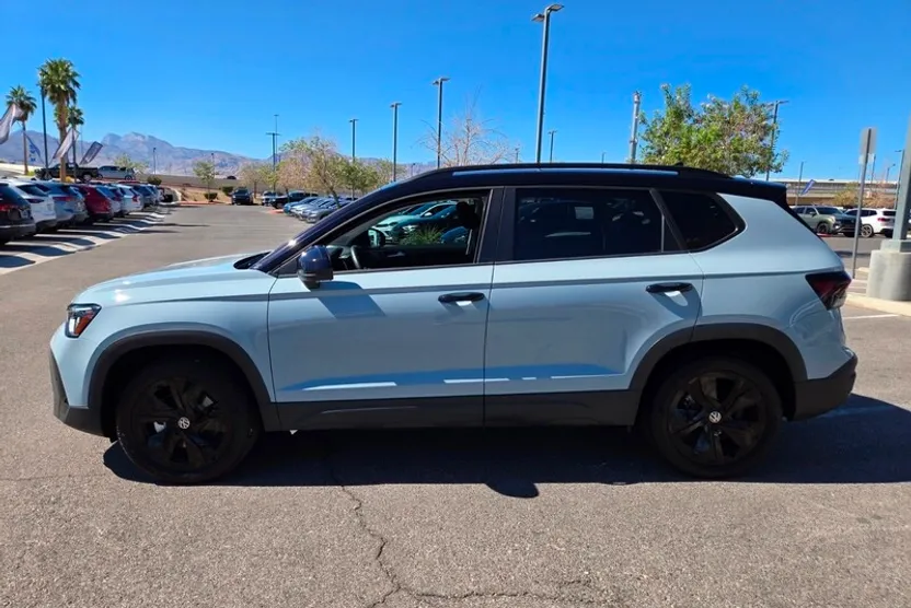 2025 Volkswagen Taos SE photo 1