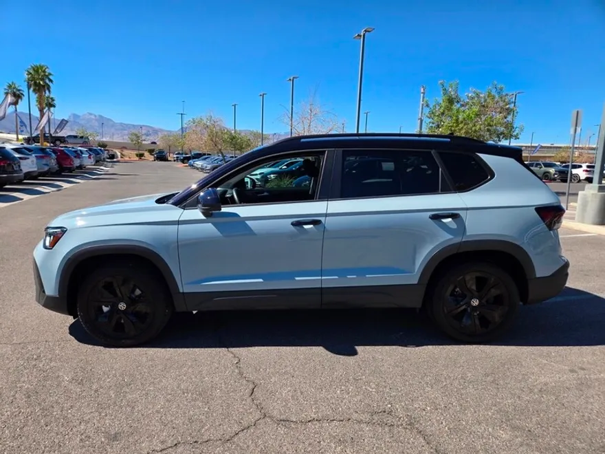 2025 Volkswagen Taos SE photo 1
