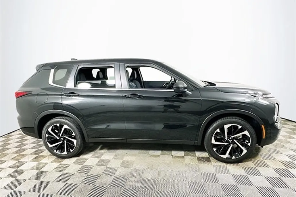 2023 Mitsubishi Outlander SE photo 1