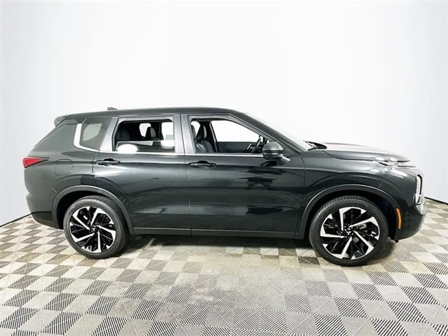 2023 Mitsubishi Outlander SE photo 1