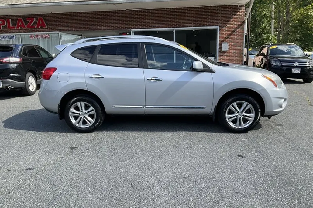 2013 Nissan Rogue SV photo 1