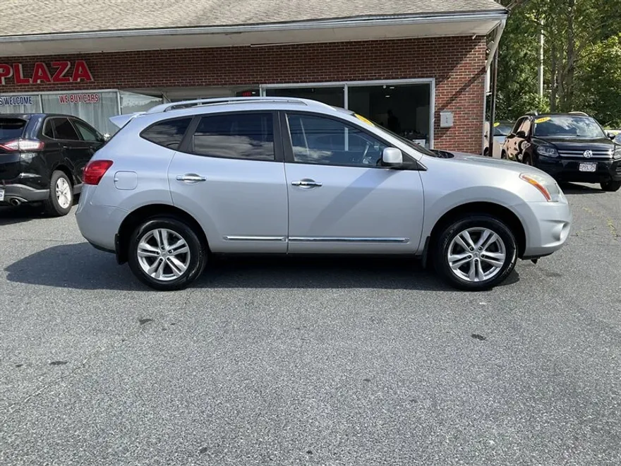 2013 Nissan Rogue SV photo 1