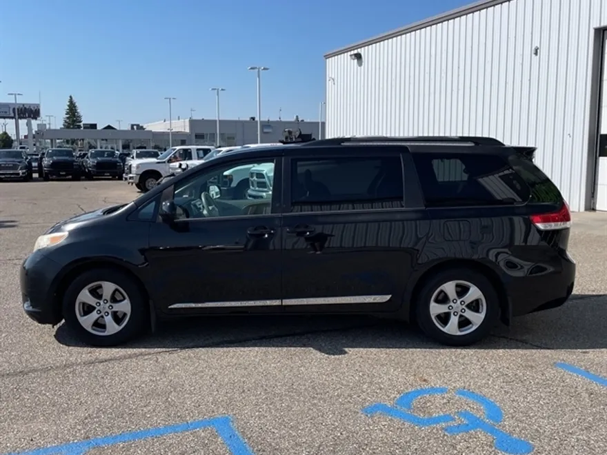 2013 Toyota Sienna LE photo 1