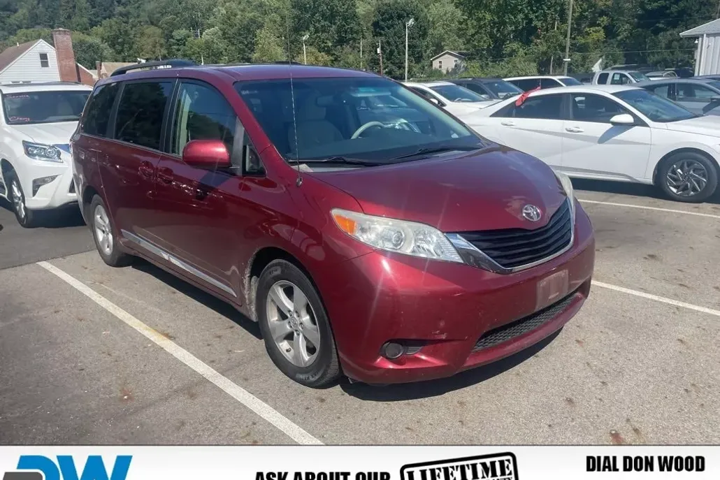 2014 Toyota Sienna LE photo 1