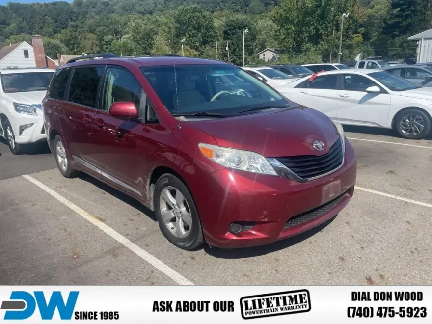 2014 Toyota Sienna LE photo 1