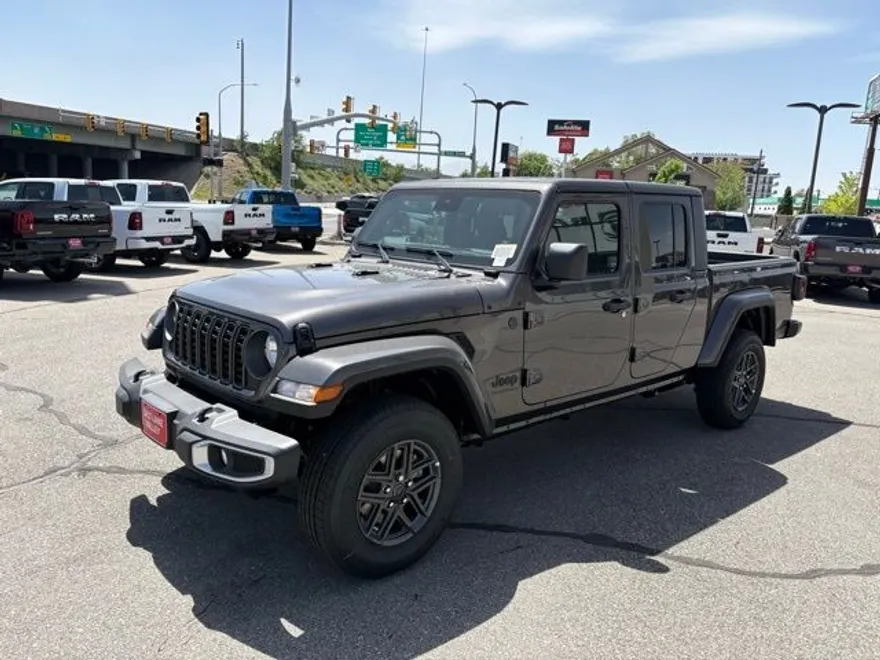 2025 Jeep Gladiator Sport S photo 1