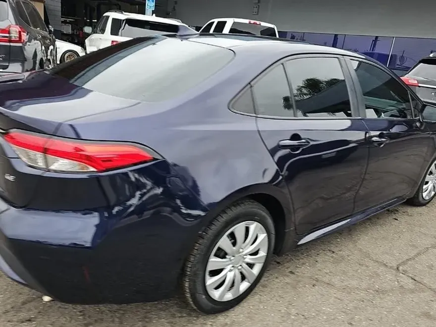 2021 Toyota Corolla LE photo 1